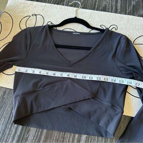 Gymshark Crossover Long Sleeve Work Out Crop Top in Black, Medium - Picture 9 of 10